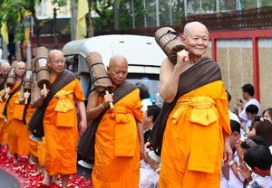 紧闭校门下的呼唤，村小孩子们的期待