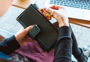 女子惊觉40多万存款蒸发，银行取款遇余额为零之谜