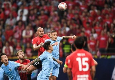 中超大鱼浮出水面，名记揭秘球队内斗与生活混乱，万或致豪门降级