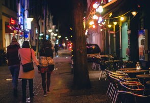 凌晨四点男子散步看手机失足坠海，悲剧背后的警醒
