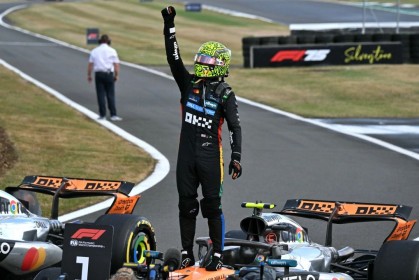 F1英国雨战：霍肯伯格239场终登台，诺里斯主场夺冠！