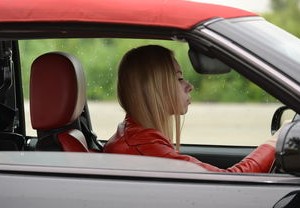 暴雨中的英勇，女公交司机救人被急流冲走的瞬间