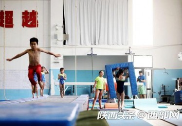 坐地铁1号线到陕西省体育训练中心