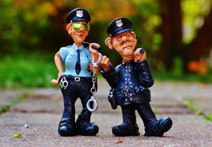 高空抛物罪警钟长鸣，女子扔下未喝完的奶茶被刑拘