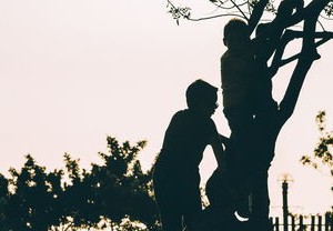 悲剧背后，男孩小区门口殴打母亲事件深度剖析