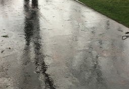 违规走应急车道，司机被罚三千扣六分