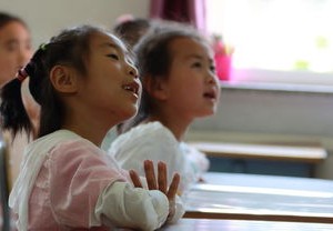 广东六岁女童被高年级同学泼开水烫伤，校园安全与儿童保护的紧迫课题