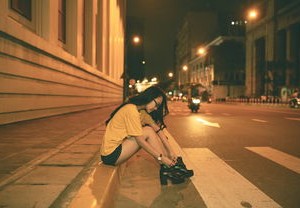 为了爱情，00后青年决定与女友一同摆摊，结束异地恋的勇敢决定