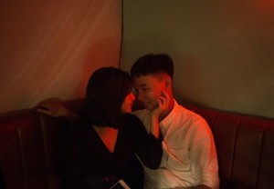 女子与流浪猫亲密互动，意外被咬伤眼部