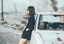 央美女生巧手改装运煤车，废弃车辆变泳池