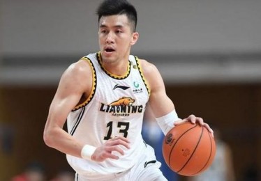 郭艾伦在赚了多少钱？对比王哲林，才发现在辽宁队真不赚钱