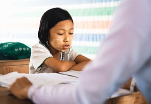 上海男子当街殴打两女子被行拘，暴力行为零容忍的社会反响