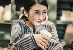 宁静背后的泪光，女演员评奖镜头下的情感共鸣