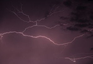 近距离看导弹袭击，天降火雨般的震撼落地