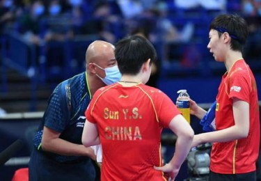国乒人团队抵达巴黎，马琳面临重大考验，孙颖莎与邱贻可携手冲击金牌