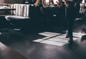 女子未着衣物遭工人连续两次闯入酒店房门，事件的反思与警示