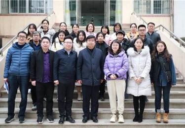 体育老师当班主任有何不可