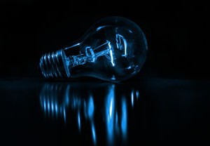 玻璃上贴智能手表，当代吞灯泡的奇妙隐喻与启示