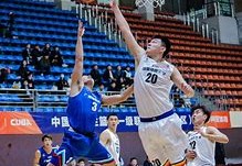 热血激战，荣耀之夜——记中央台男篮比赛的激情与荣耀