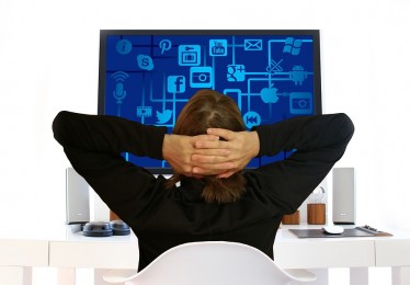 媒体聚焦，诬陷搀扶者的老人被拘事件分析