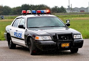 10岁女孩街头被弃，警方介入调查