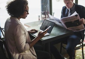 董宇辉直播讲解居里夫人翻车事件，反思与启示