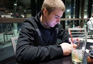 头破血流的年轻人与未办的葬礼