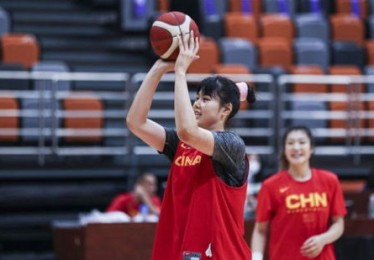 中国女篮海报换人！李月汝众望所归冲上位杨力维名气大于实力？