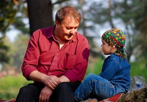 悲剧中的温情，男子持刀追妻，孩子英勇拦住呼唤妈咪