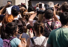 国庆假期首日逾56万人次入境香港，旅游热潮与多元魅力展现