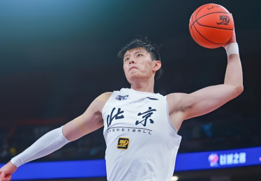 曾凡博成功逐梦携手篮网战季前赛！NBA中国德比指日可待？