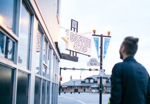 游客住酒店遭保安刷卡开门事件，当地回应