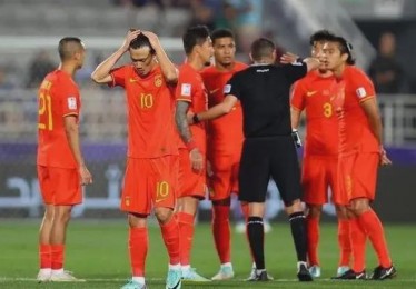 2002年世界杯韩国黑哨事件分析

PPT目录
1.**引言**
-世界杯历史简介
-2002年世界杯概述

2.**事件背景**
-韩国世界杯主办情况
-韩国队表现回顾

3.**黑哨事件详述**
-关键比赛回顾
-裁判争议行为分析

4.**影响与后果**
-对比赛结果的影响
-对足球界的影响

5.**后续发展与反思**
-国际足联的回应与改革
-对裁判制度的反思

6.**结论**
-事件的历史意义
-对未来足球比赛的启示

对应