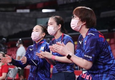 李东旭和崔珉豪观看乒乓球女团铜牌赛，坐在观众席上帅得很突出