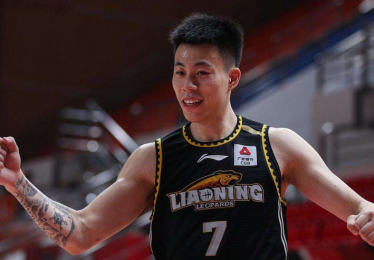 中国男篮热身赛狂胜委内瑞拉，张镇麟高光时刻引爆争议内幕