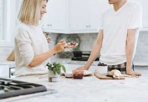 北京疫情新动态，新增18例感染者，社会面发现2例，防控措施再升级