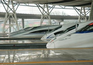 大学生乘双层火车引关注，铁路部门积极回应