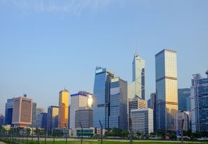 贝碧嘉风暴横穿上海，高楼玻璃被吹落引发关注