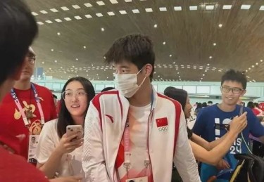 中国队闭幕式旗手会是谁？潘展乐张雨霏返回上海！网友提名