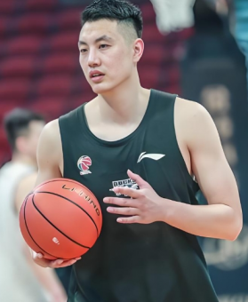 北京队长坚守球队，老将合同续约首钢！下赛季还能发挥多少余热