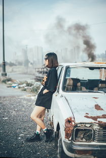 央美女生巧手改装运煤车，废弃车辆变泳池