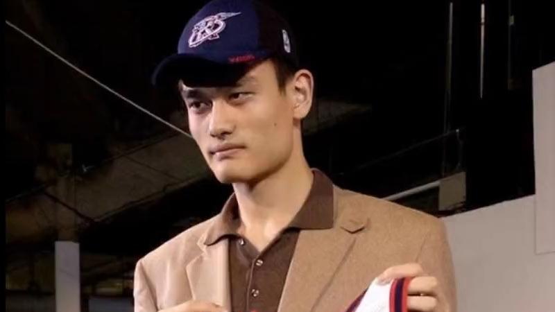 易建联、姚明、周琦加盟NBA时，都支付了多少培养费给原俱乐部？