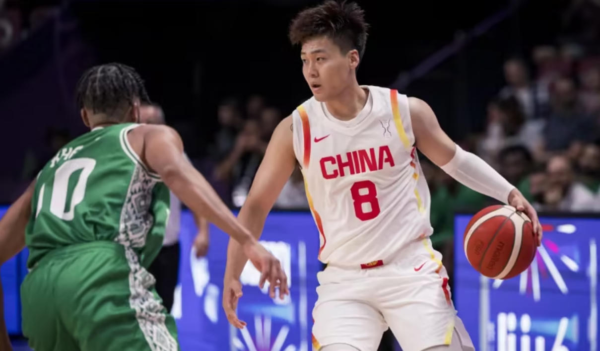 中国男篮喜迎开门红！队长赵睿抗大旗：19+6+4尽显英雄本色！
