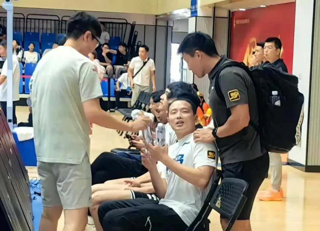 王奕博愿放弃编制也要加盟青岛队，三支CBA球队都在接触同一位大外援！